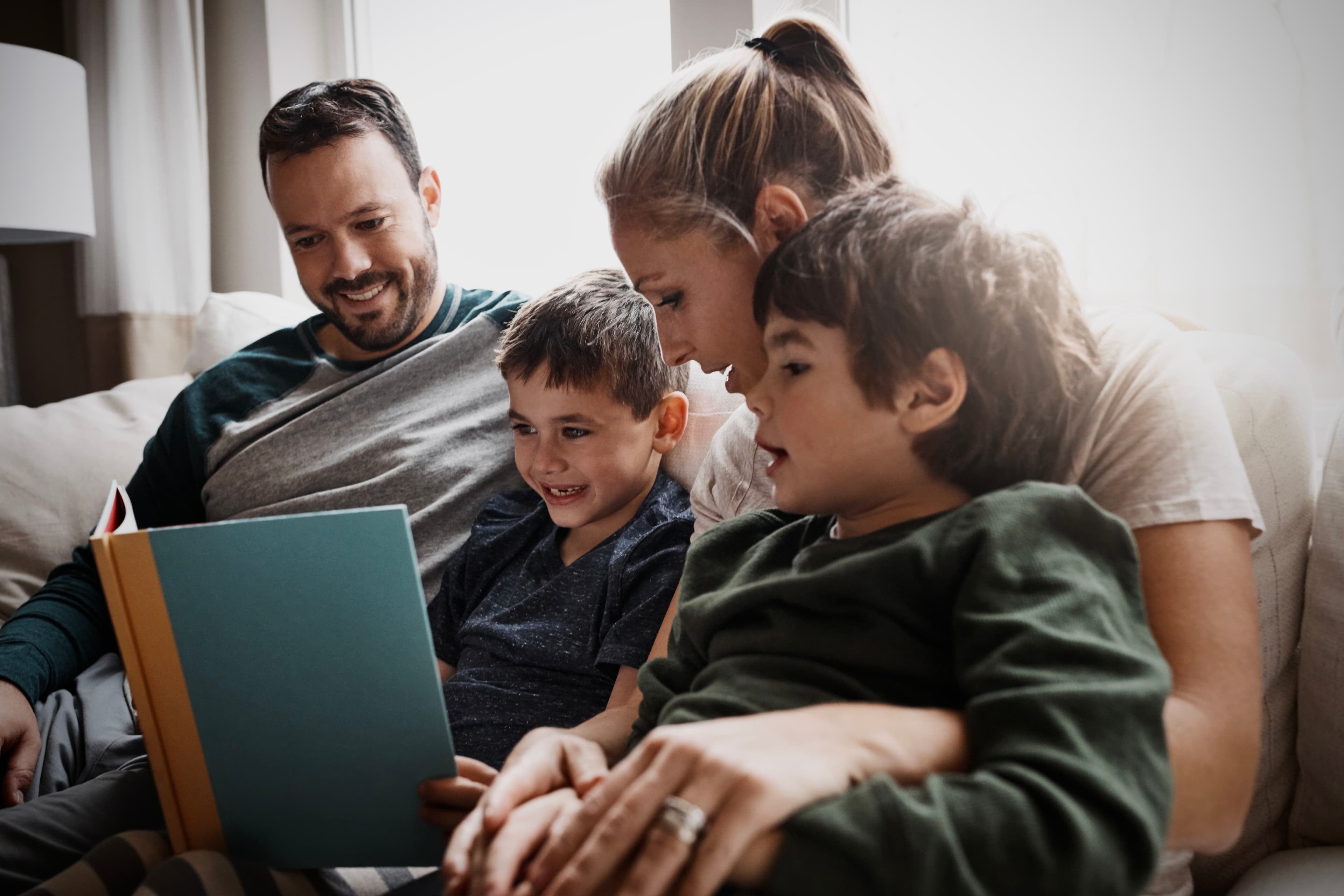 parents et enfants qui créent une capsule